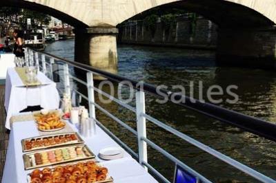 Miniature Location salle Paris 5 (Paris) - La Péniche Notre Dame de Paris #18 Personnes dansant dans une salle faiblement éclairée avec des lumières colorées créant une ambiance festive.
