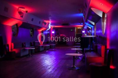 Miniature Location salle Paris 5 (Paris) - La Péniche Notre Dame de Paris #23 Personnes dansant dans une salle faiblement éclairée avec des lumières colorées créant une ambiance festive.