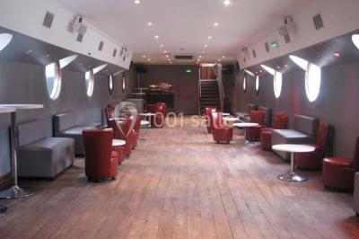 Miniature Location salle Paris 5 (Paris) - La Péniche Notre Dame de Paris #20 Personnes dansant dans une salle faiblement éclairée avec des lumières colorées créant une ambiance festive.