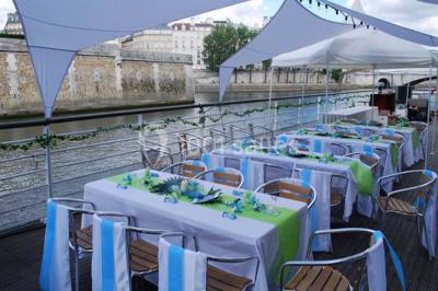Miniature Location salle Paris 5 (Paris) - La Péniche Notre Dame de Paris #8 Personnes dansant dans une salle faiblement éclairée avec des lumières colorées créant une ambiance festive.