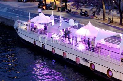 Miniature Location salle Paris 5 (Paris) - La Péniche Notre Dame de Paris #1 Personnes dansant dans une salle faiblement éclairée avec des lumières colorées créant une ambiance festive.