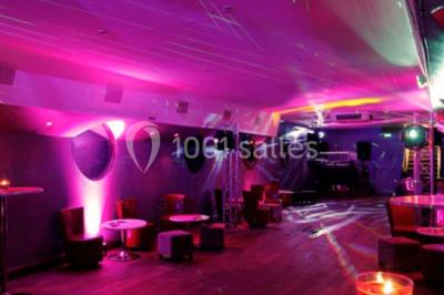 Miniature Location salle Paris 5 (Paris) - La Péniche Notre Dame de Paris #22 Personnes dansant dans une salle faiblement éclairée avec des lumières colorées créant une ambiance festive.