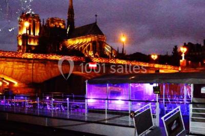 Miniature Location salle Paris 5 (Paris) - La Péniche Notre Dame de Paris #6 Personnes dansant dans une salle faiblement éclairée avec des lumières colorées créant une ambiance festive.
