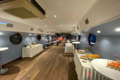 Miniature Location salle Paris 5 (Paris) - La Péniche Notre Dame de Paris #3 Personnes dansant dans une salle faiblement éclairée avec des lumières colorées créant une ambiance festive.