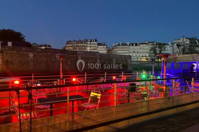 Miniature Location salle Paris 5 (Paris) - La Péniche Notre Dame de Paris #2 Personnes dansant dans une salle faiblement éclairée avec des lumières colorées créant une ambiance festive.