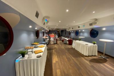 Miniature Location salle Paris 5 (Paris) - La Péniche Notre Dame de Paris #13 Personnes dansant dans une salle faiblement éclairée avec des lumières colorées créant une ambiance festive.