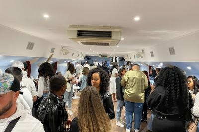 Miniature Location salle Paris 5 (Paris) - La Péniche Notre Dame de Paris #16 Personnes dansant dans une salle faiblement éclairée avec des lumières colorées créant une ambiance festive.