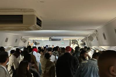 Miniature Location salle Paris 5 (Paris) - La Péniche Notre Dame de Paris #21 Personnes dansant dans une salle faiblement éclairée avec des lumières colorées créant une ambiance festive.