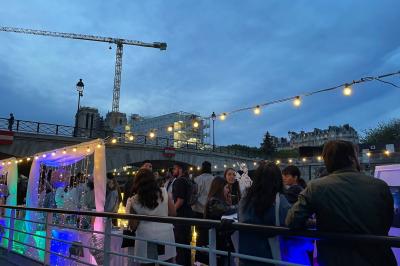 Miniature Location salle Paris 5 (Paris) - La Péniche Notre Dame de Paris #28 Personnes dansant dans une salle faiblement éclairée avec des lumières colorées créant une ambiance festive.