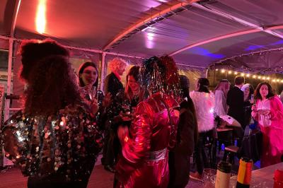 Miniature Location salle Paris 5 (Paris) - La Péniche Notre Dame de Paris #15 Personnes dansant dans une salle faiblement éclairée avec des lumières colorées créant une ambiance festive.