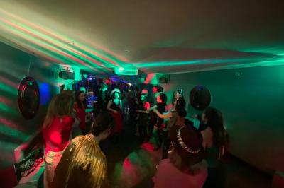 Miniature Location salle Paris 5 (Paris) - La Péniche Notre Dame de Paris #33 Personnes dansant dans une salle faiblement éclairée avec des lumières colorées créant une ambiance festive.