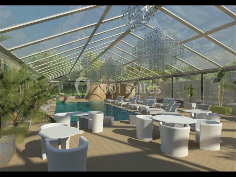 Espace intérieur lumineux avec piscine, tables et chaises blanches sous une verrière, entouré de plantes.