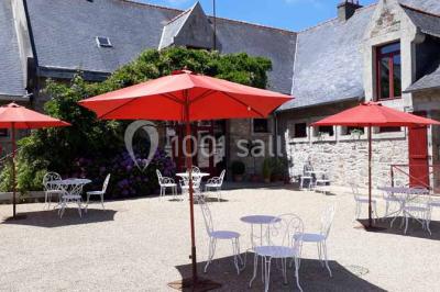 Miniature Location salle Gouesnou (Finistère) - La Cour des Grands #5 Allée bordée de buis en pots et d'un mur en pierre, avec pelouse et arbres en arrière-plan.