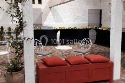 Miniature Location salle Gouesnou (Finistère) - La Cour des Grands #11 Allée bordée de buis en pots et d'un mur en pierre, avec pelouse et arbres en arrière-plan.