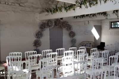 Miniature Location salle Gouesnou (Finistère) - La Cour des Grands #9 Allée bordée de buis en pots et d'un mur en pierre, avec pelouse et arbres en arrière-plan.