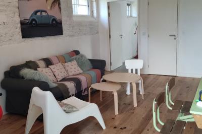 Miniature Location salle Gouesnou (Finistère) - La Cour des Grands #22 Allée bordée de buis en pots et d'un mur en pierre, avec pelouse et arbres en arrière-plan.