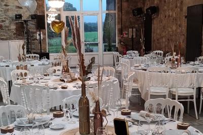 Miniature Location salle Gouesnou (Finistère) - La Cour des Grands #16 Allée bordée de buis en pots et d'un mur en pierre, avec pelouse et arbres en arrière-plan.