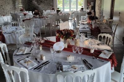 Miniature Location salle Gouesnou (Finistère) - La Cour des Grands #18 Allée bordée de buis en pots et d'un mur en pierre, avec pelouse et arbres en arrière-plan.