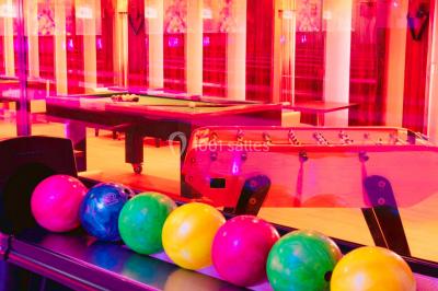 Miniature Location salle Paris 16 (Paris) - Le Duplex #8 Entrée d'un espace moderne avec éclairage bleu, tapis rouge et panneau lumineux affichant un logo.