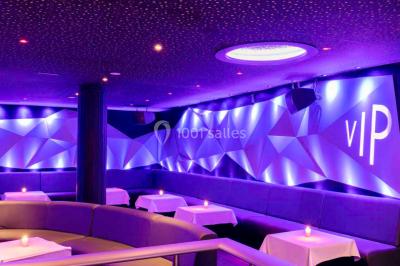 Miniature Location salle Paris 16 (Paris) - Le Duplex #10 Entrée d'un espace moderne avec éclairage bleu, tapis rouge et panneau lumineux affichant un logo.