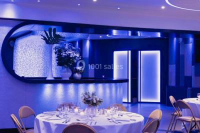 Miniature Location salle Paris 16 (Paris) - Le Duplex #3 Entrée d'un espace moderne avec éclairage bleu, tapis rouge et panneau lumineux affichant un logo.