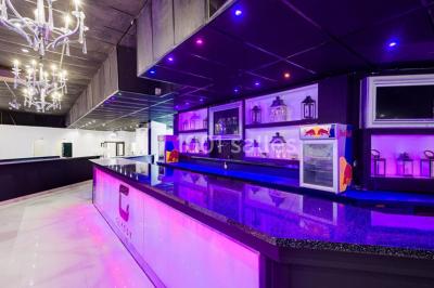 Assiette composée de riz safrané garni d'amandes et raisins secs, jarret d'agneau en sauce et accompagnements.