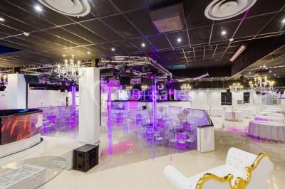 Assiette composée de riz safrané garni d'amandes et raisins secs, jarret d'agneau en sauce et accompagnements.