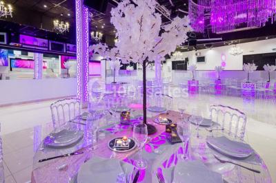 Assiette composée de riz safrané garni d'amandes et raisins secs, jarret d'agneau en sauce et accompagnements.