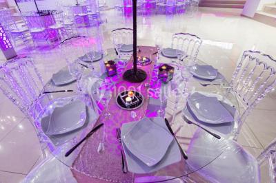 Assiette composée de riz safrané garni d'amandes et raisins secs, jarret d'agneau en sauce et accompagnements.