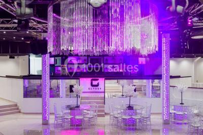 Assiette composée de riz safrané garni d'amandes et raisins secs, jarret d'agneau en sauce et accompagnements.