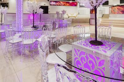 Assiette composée de riz safrané garni d'amandes et raisins secs, jarret d'agneau en sauce et accompagnements.