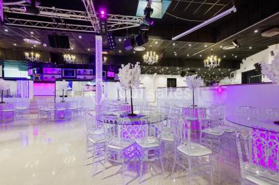 Assiette composée de riz safrané garni d'amandes et raisins secs, jarret d'agneau en sauce et accompagnements.