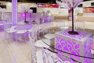 Assiette composée de riz safrané garni d'amandes et raisins secs, jarret d'agneau en sauce et accompagnements.