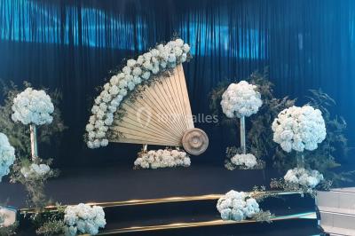 Assiette composée de riz safrané garni d'amandes et raisins secs, jarret d'agneau en sauce et accompagnements.