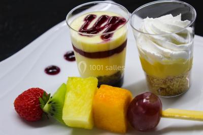 Assiette composée de riz safrané garni d'amandes et raisins secs, jarret d'agneau en sauce et accompagnements.