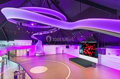 Miniature Location salle Le Port-Marly (Yvelines) - Les Pyramides #2 Tables rondes dressées avec nappes bleues alignées sur une pelouse, entourées d'arbres, avec un parc en arrière-plan.