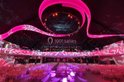 Miniature Location salle Le Port-Marly (Yvelines) - Les Pyramides #3 Tables rondes dressées avec nappes bleues alignées sur une pelouse, entourées d'arbres, avec un parc en arrière-plan.