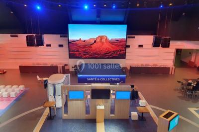 Miniature Location salle Le Port-Marly (Yvelines) - Les Pyramides #5 Tables rondes dressées avec nappes bleues alignées sur une pelouse, entourées d'arbres, avec un parc en arrière-plan.