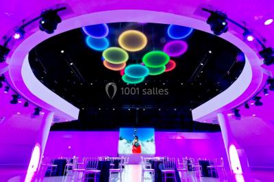 Miniature Location salle Le Port-Marly (Yvelines) - Les Pyramides #9 Tables rondes dressées avec nappes bleues alignées sur une pelouse, entourées d'arbres, avec un parc en arrière-plan.