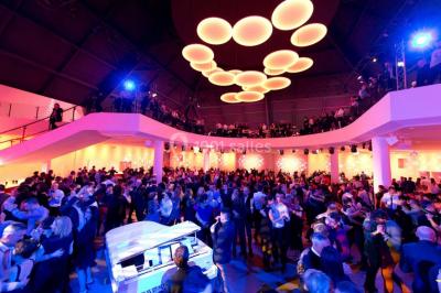 Miniature Location salle Le Port-Marly (Yvelines) - Les Pyramides #10 Tables rondes dressées avec nappes bleues alignées sur une pelouse, entourées d'arbres, avec un parc en arrière-plan.