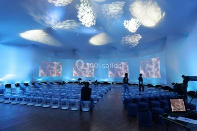 Miniature Location salle Le Port-Marly (Yvelines) - Les Pyramides #14 Tables rondes dressées avec nappes bleues alignées sur une pelouse, entourées d'arbres, avec un parc en arrière-plan.