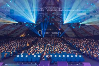 Miniature Location salle Le Port-Marly (Yvelines) - Les Pyramides #16 Tables rondes dressées avec nappes bleues alignées sur une pelouse, entourées d'arbres, avec un parc en arrière-plan.