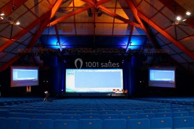 Miniature Location salle Le Port-Marly (Yvelines) - Les Pyramides #18 Tables rondes dressées avec nappes bleues alignées sur une pelouse, entourées d'arbres, avec un parc en arrière-plan.