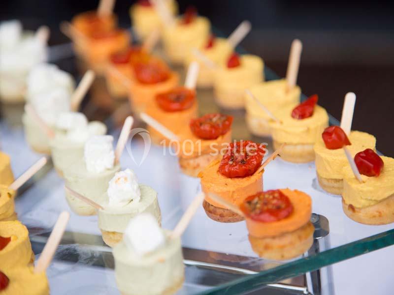 Location salle La Roche-Posay (Vienne) - Casino de la Roche Posay #11 Assortiment de bouchées apéritives colorées avec mousse, tomates cerises et bâtonnets en présentation sur un plateau.