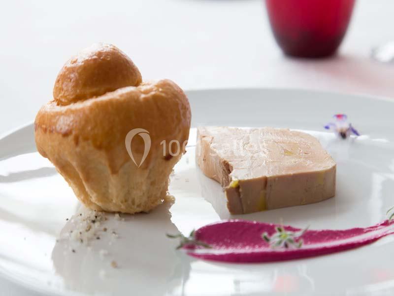 Location salle La Roche-Posay (Vienne) - Casino de la Roche Posay #14 Brioche dorée et tranche de foie gras accompagnées d'une purée violette décorée de fleurs sur une assiette blanche.