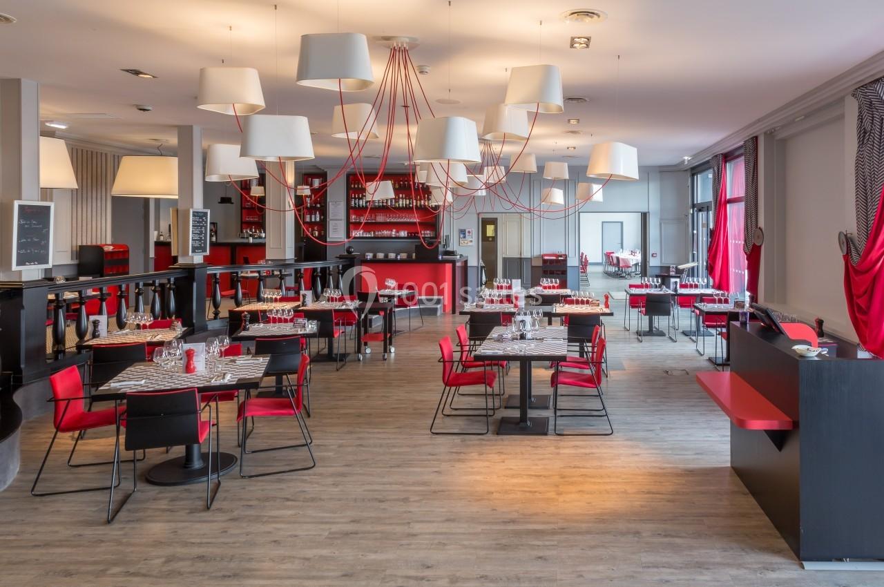 Location salle La Roche-Posay (Vienne) - Casino de la Roche Posay #7 Salle de restaurant moderne avec tables dressées, chaises rouges et noires, éclairage suspendu et décor contemporain.