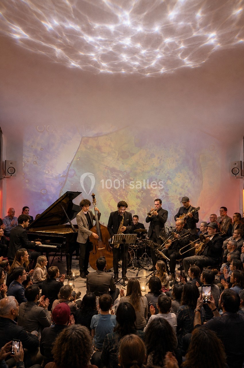 Location salle Paris 20 (Paris) - Studio 7 #30 Un groupe de musiciens joue devant un public dans une salle avec des projections lumineuses au plafond.