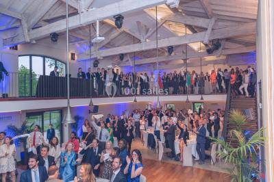 Montgolfière en cours de gonflage sur une pelouse, avec un manoir en arrière-plan et des arbres environnants.