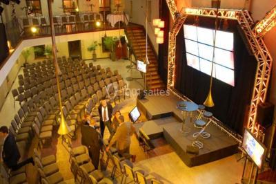 Montgolfière en cours de gonflage sur une pelouse, avec un manoir en arrière-plan et des arbres environnants.