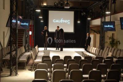 Montgolfière en cours de gonflage sur une pelouse, avec un manoir en arrière-plan et des arbres environnants.